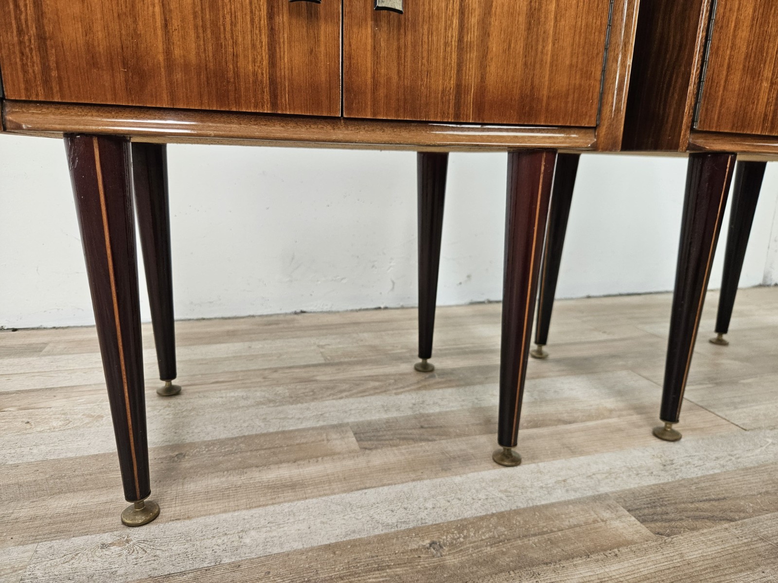 Comodini-Mid-Century-anni-60-Comodini-in-noce-Comodini-vintage-con-vetro-407208843920-19 Comodini-Mid-Century-anni-60-Comodini-in-noce-Comodini-vintage-con-vetro-407208843920-19