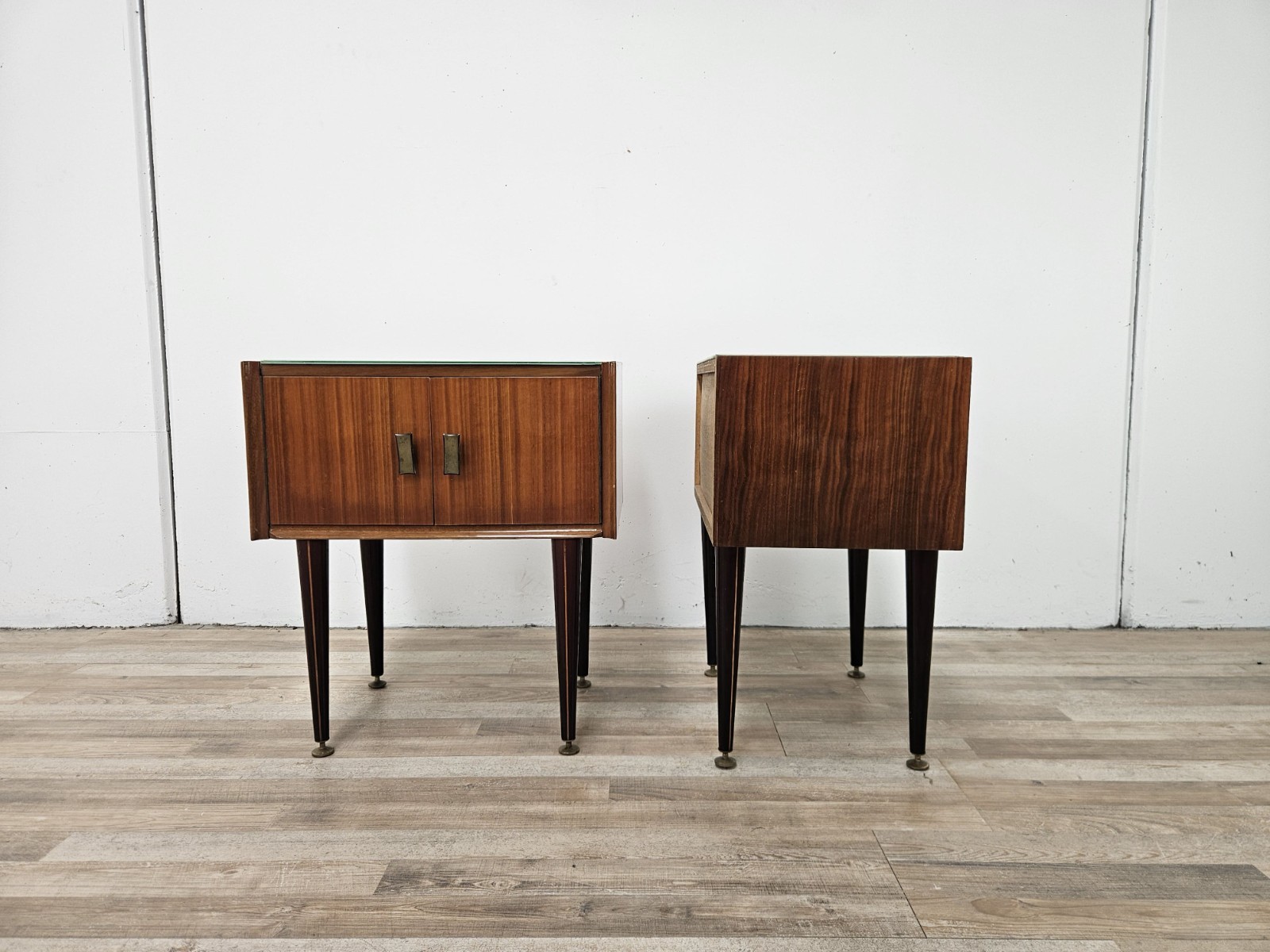 Comodini-Mid-Century-anni-60-Comodini-in-noce-Comodini-vintage-con-vetro-407208843920-2 Comodini-Mid-Century-anni-60-Comodini-in-noce-Comodini-vintage-con-vetro-407208843920-2