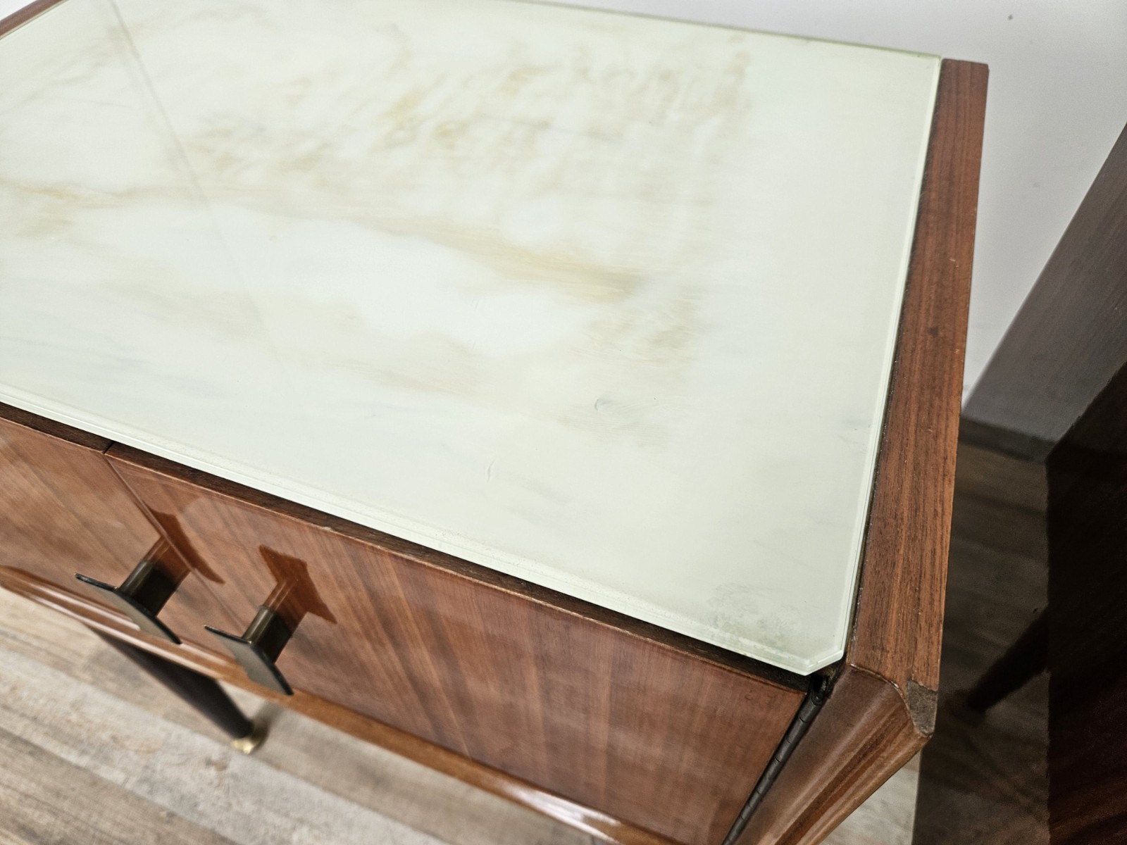 Comodini-Mid-Century-anni-60-Comodini-in-noce-Comodini-vintage-con-vetro-407208843920-8 Comodini-Mid-Century-anni-60-Comodini-in-noce-Comodini-vintage-con-vetro-407208843920-8