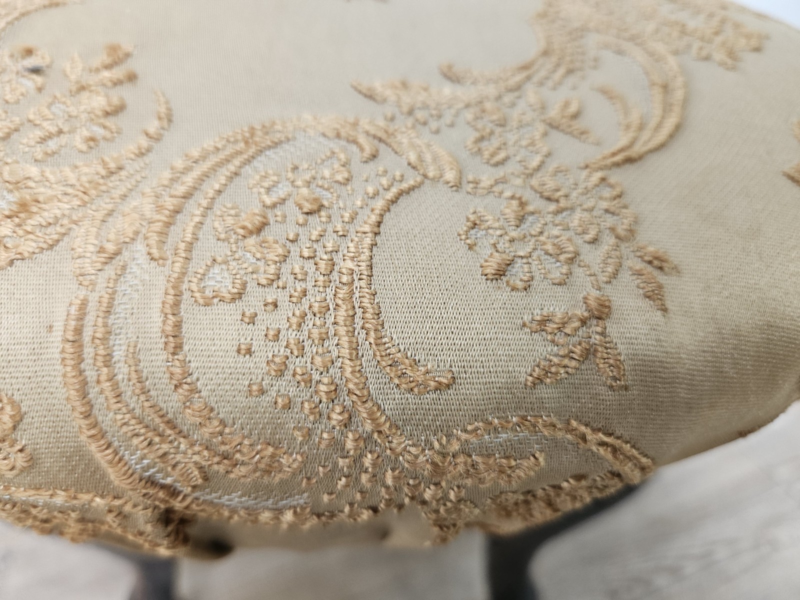 Sgabello-in-noce-e-stoffa-anni-40-Pouf-antico-XX-secolo-1940-407134490565-6