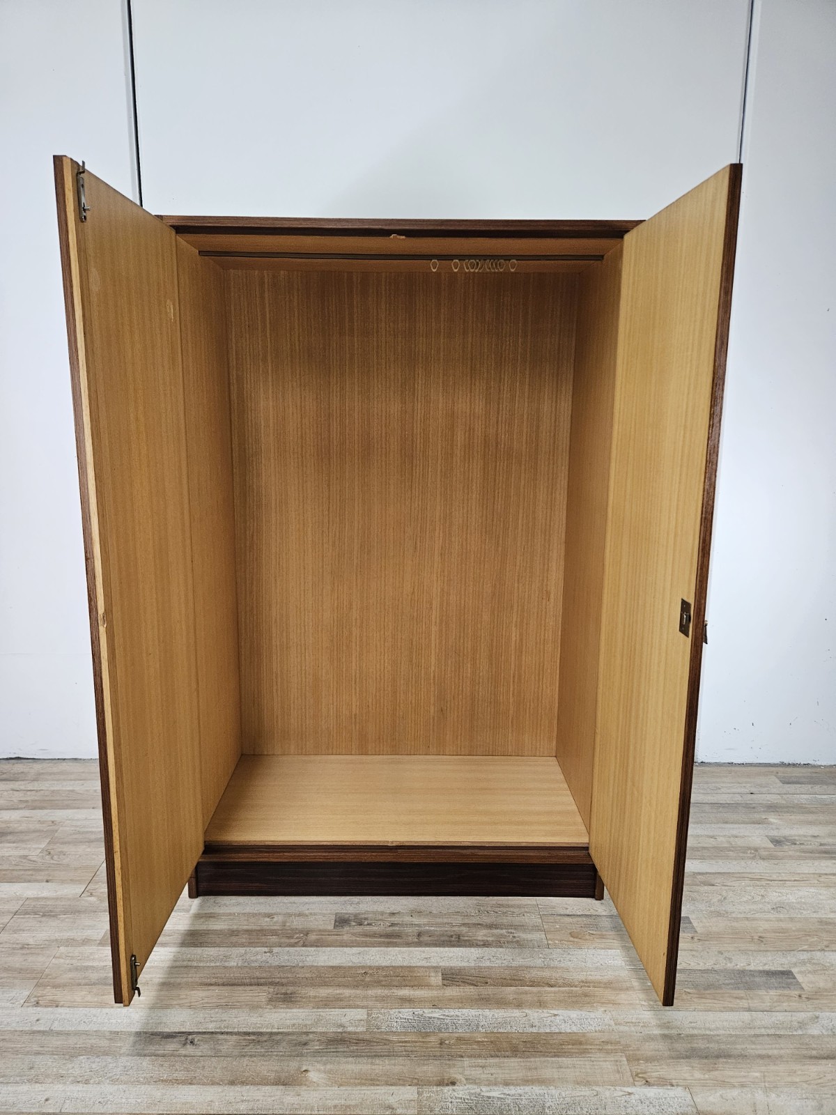 Armadio-anni-60-due-ante-Armadietto-vintage-Armadio-impiallacciato-vintage-407208866469-15 Armadio-anni-60-due-ante-Armadietto-vintage-Armadio-impiallacciato-vintage-407208866469-15