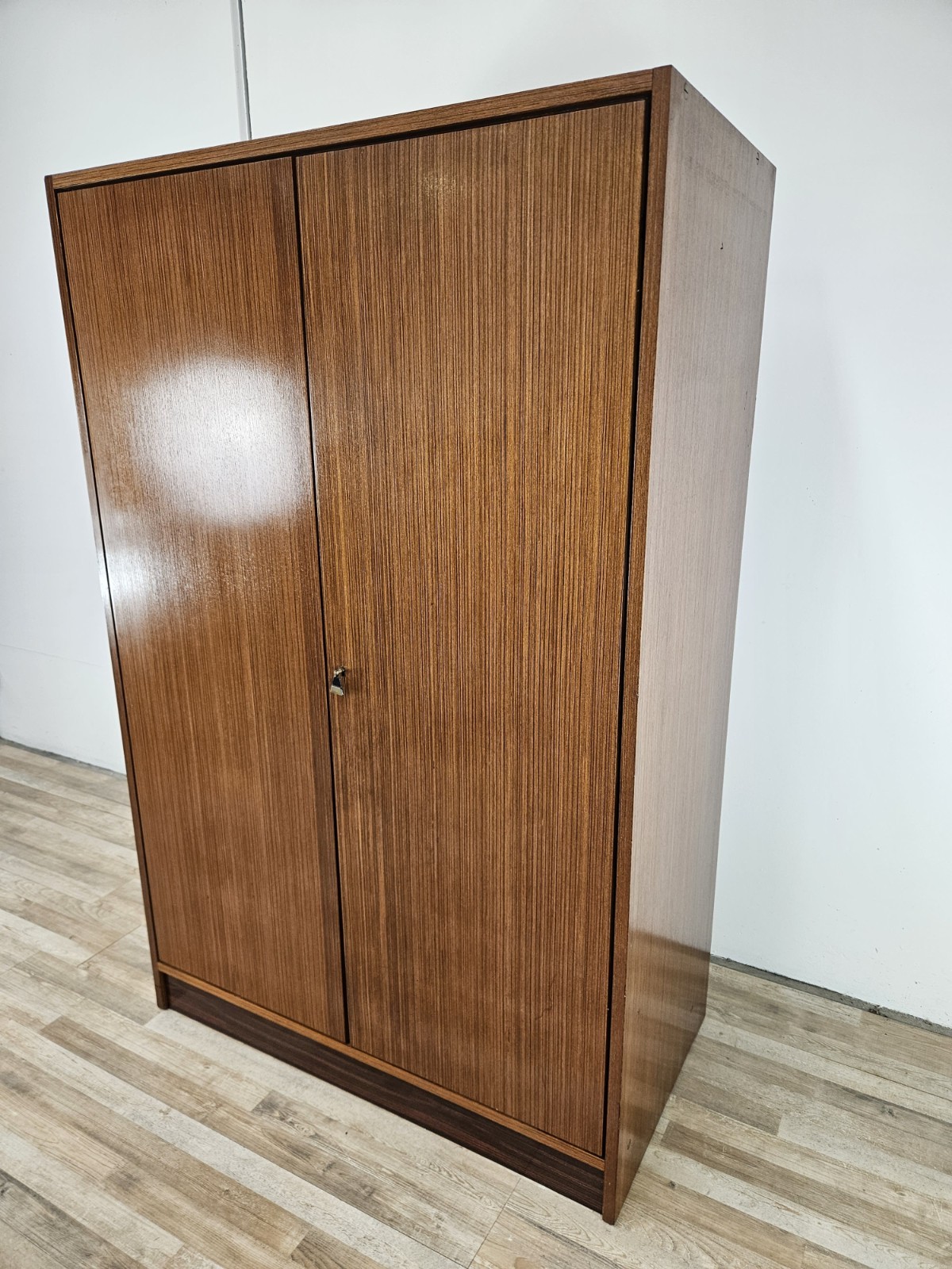 Armadio-anni-60-due-ante-Armadietto-vintage-Armadio-impiallacciato-vintage-407208866469-2 Armadio-anni-60-due-ante-Armadietto-vintage-Armadio-impiallacciato-vintage-407208866469-2